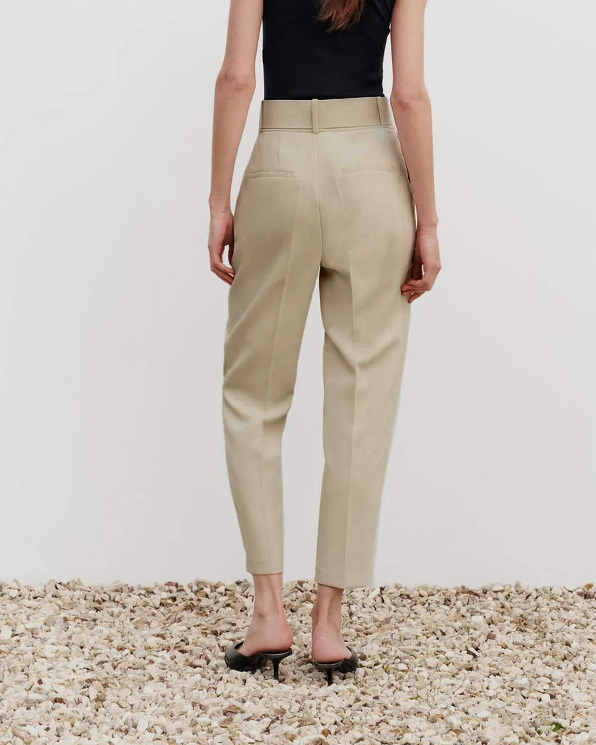 BELTED TAPERED PANTS